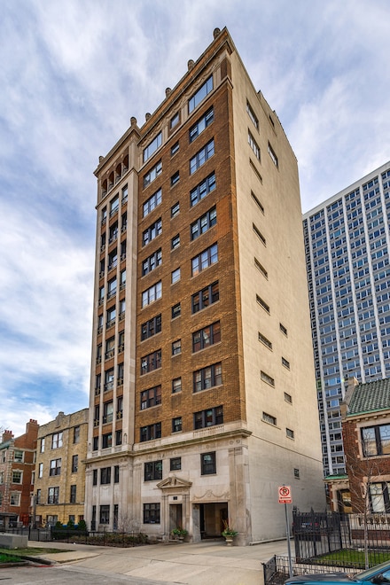 707 W Junior Terrace Unit 12, Chicago, IL 60613