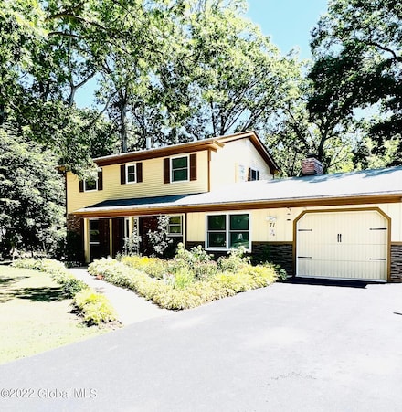 71 E Glenwood Dr, Latham, NY 12110