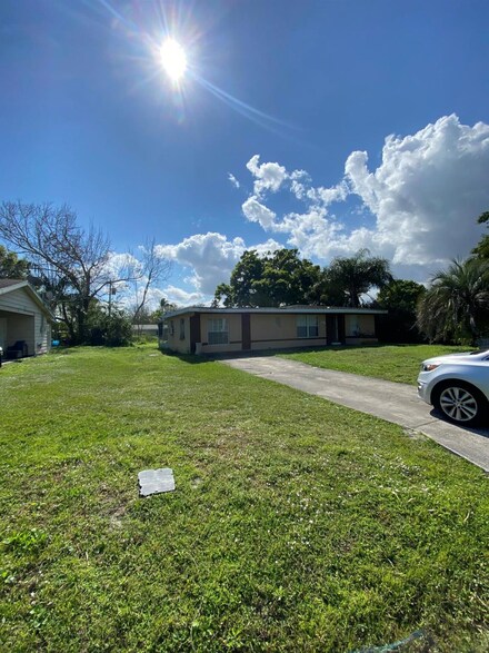 618 Coconut Ave N, Port Saint Lucie, FL 34952