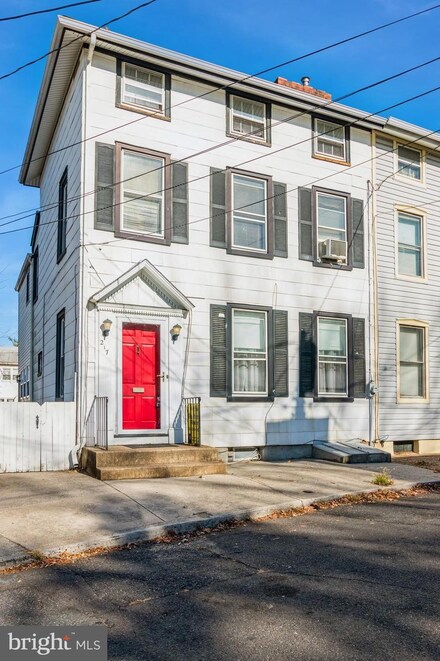217 Penn St, Burlington, NJ 08016