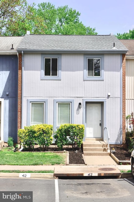 1029 Kings Ct, Herndon, VA 20170
