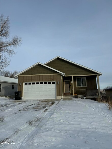 132 2nd St SW, Watford City, ND 58854