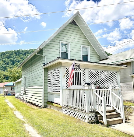 228 Main St, Hinton, WV 25951