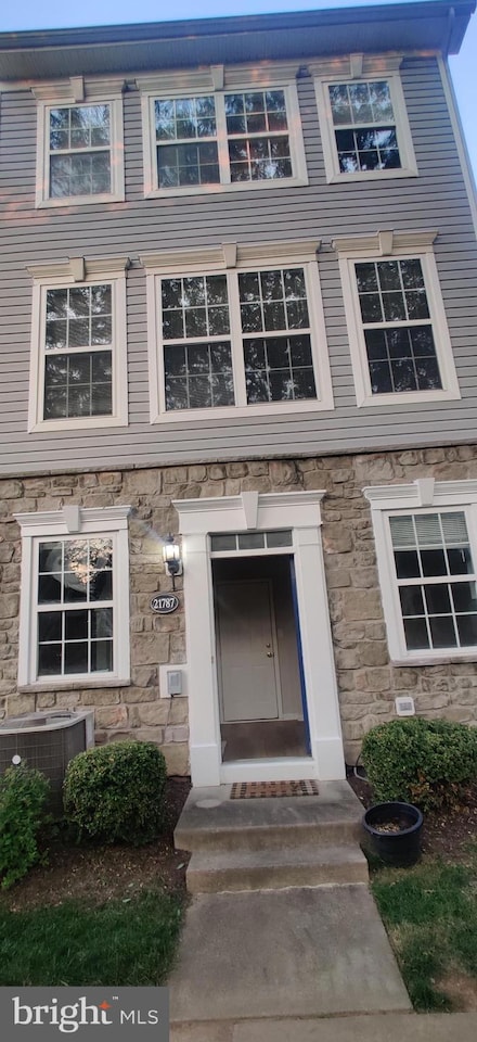 21787 Findon Ct, Ashburn, VA 20147