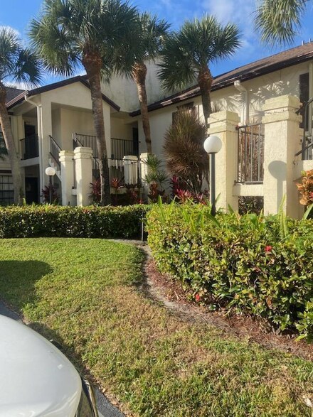 3259 Perimeter Dr, Greenacres, FL 33467