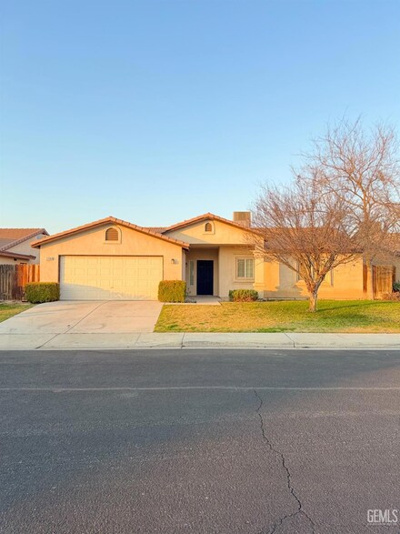 5204 Tierra Abierta Dr, Bakersfield, CA 93307