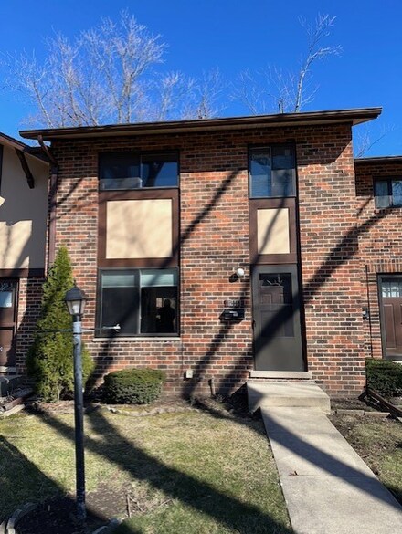 1S161 Dillon Ln, Villa Park, IL 60181