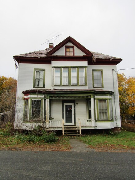10 Forest St, Dexter, ME 04930
