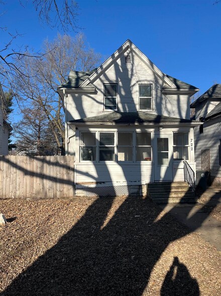 722 W 2nd St, Waterloo, IA 50701