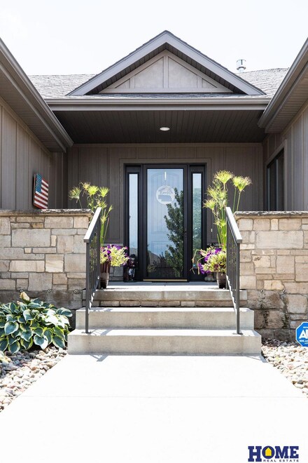 10109 Edgewater Ln, Lincoln, NE 68527