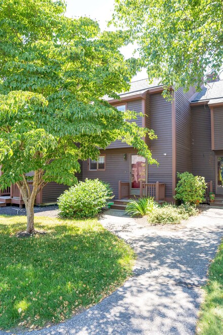 34 Thornhill Rd, Stratham, NH 03885