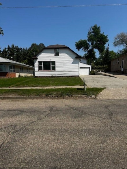 911 9th Ave NE, Minot, ND 58703