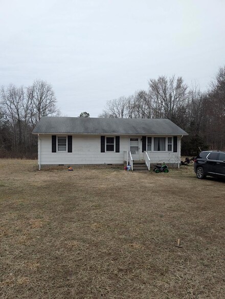 225 Mahan Rd, Farmville, VA 23901
