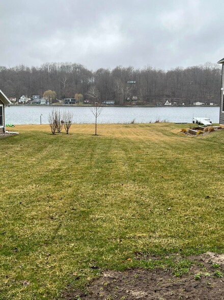 65526 W Peninsula Dr, Cassopolis, MI 49031
