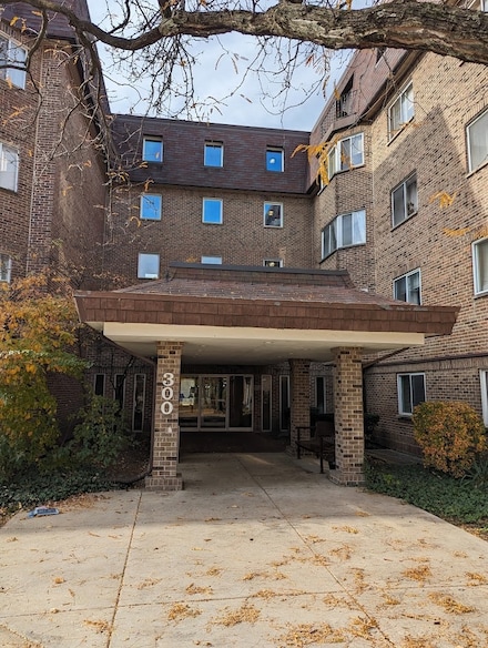 300 S Roselle Rd Unit 111, Schaumburg, IL 60193