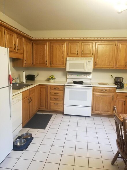 2021 E Provincial House Dr Unit 32, Lansing, MI 48910