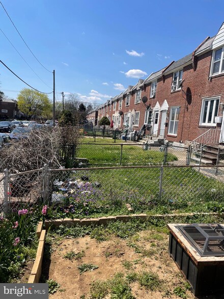 227 Weymouth Rd, Darby, PA 19023