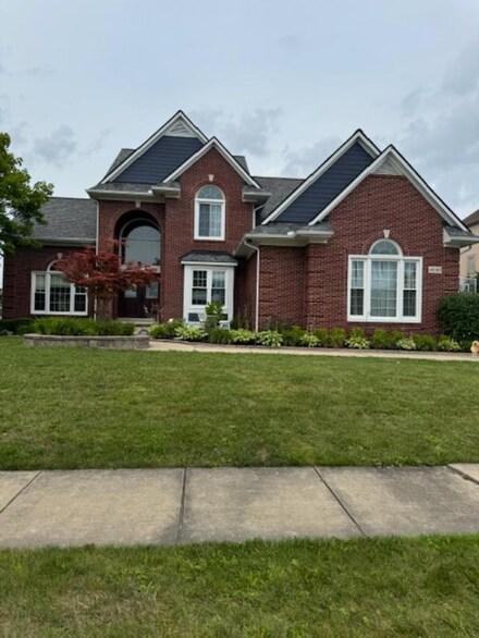 45588 S Lake Dr, Novi, MI 48377