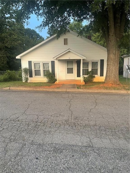 910 Dixie St, Lexington, NC 27292