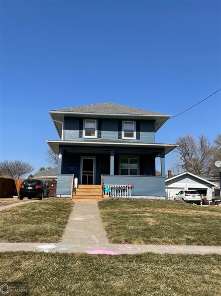 114 W Pershing Dr, Brooklyn, IA 52211