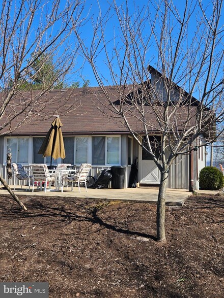 515 Red Corner Rd, Douglassville, PA 19518
