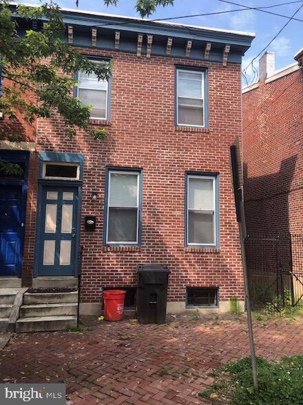 213 Elm St, Camden, NJ 08102