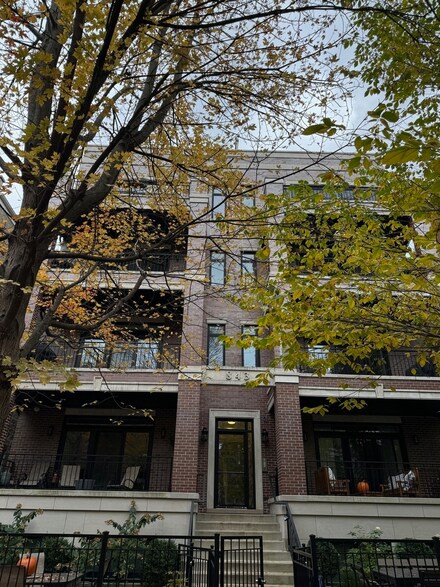 843 W Buckingham Place Unit 3W, Chicago, IL 60657
