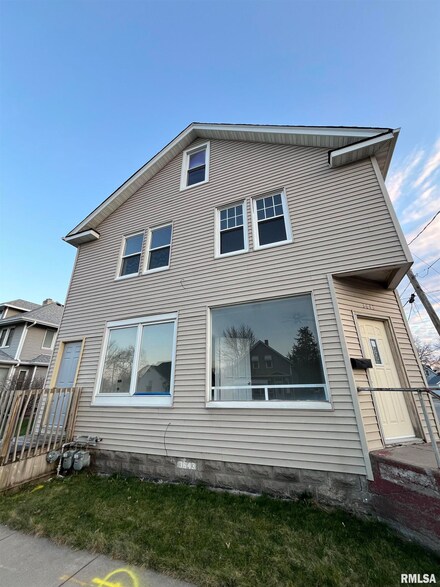3643 Rockingham Rd, Davenport, IA 52802
