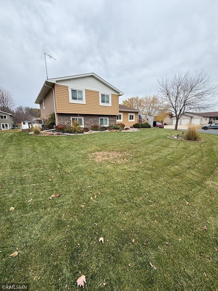 509 Devonshire Dr, Young America, MN 55397