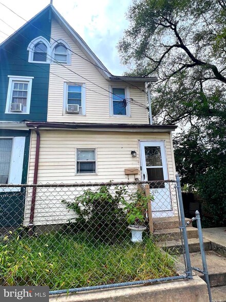 213 N 29th St, Camden, NJ 08105
