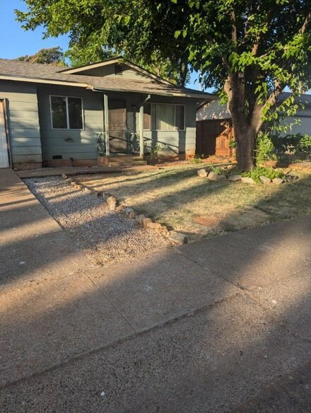 2405 Corona St, Redding, CA 96002