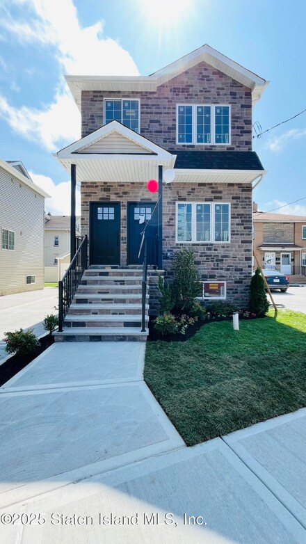 1380 Clove Rd, Staten Island, NY 10301
