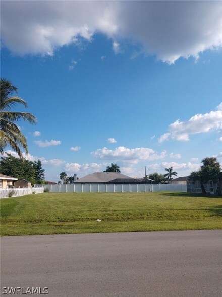2214 SE 27th Terrace, Cape Coral, FL 33904