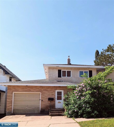 305 5th St SW, Chisholm, MN 55719