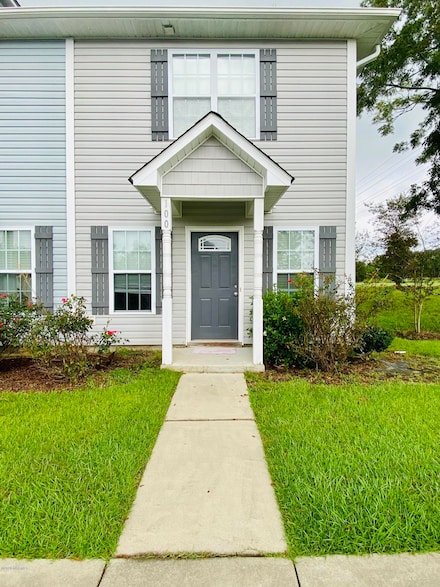 100 Parrot Landing Dr, Hubert, NC 28539