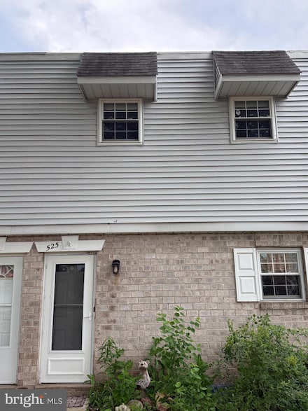 525 Village Ln, Pottstown, PA 19464