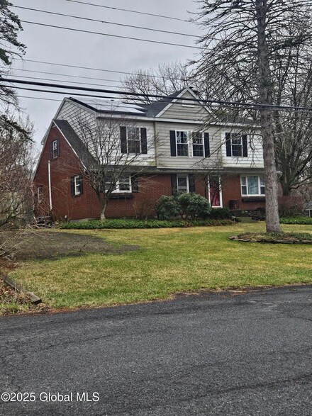 12 Lacy Ln, Albany, NY 12211