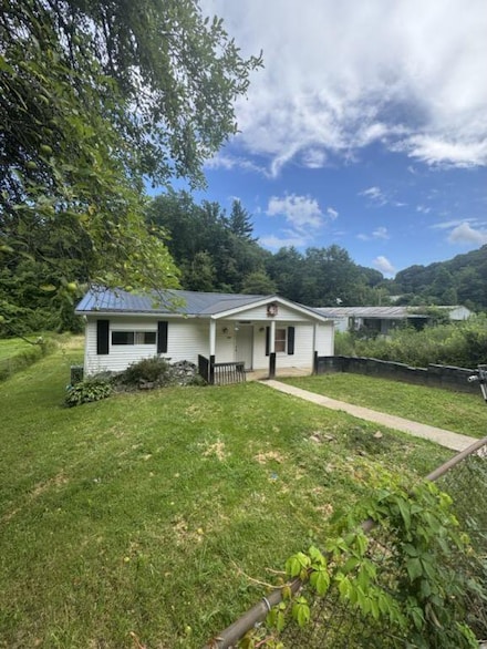 133 3rd St, Mount Hope, WV 25880