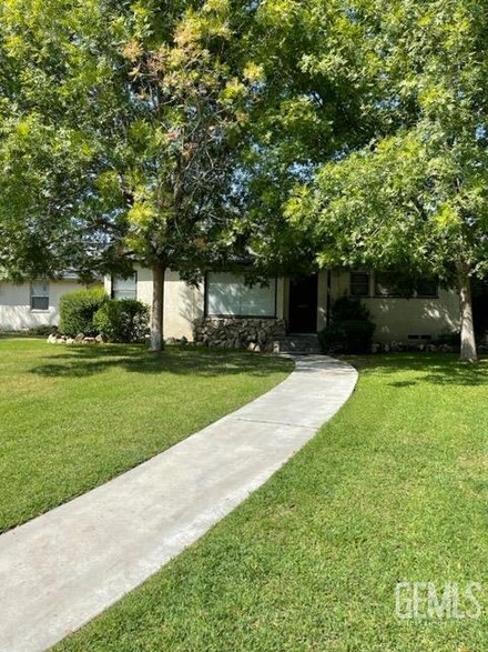 145 Cedar St, Bakersfield, CA 93304