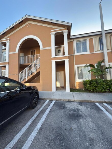 17720 NW 73rd Ave Unit 107, Hialeah, FL 33015