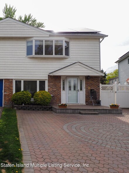 54 Middle Loop Rd, Staten Island, NY 10308