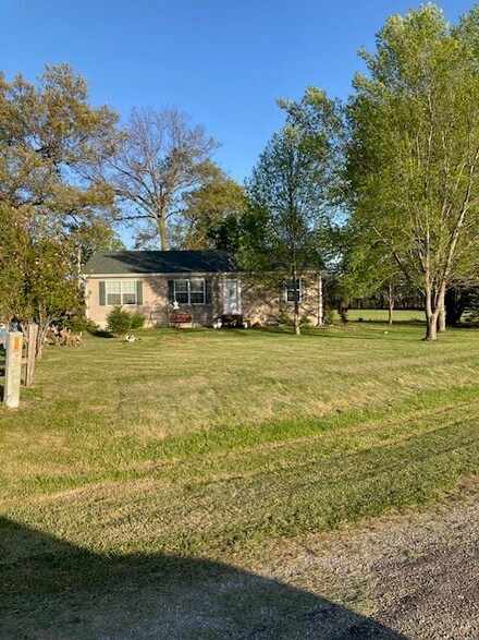 2252 E 1300 Ave, Iola, IL 62838