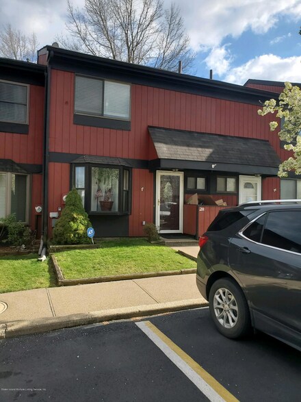 28 Locust Ct, Staten Island, NY 10309