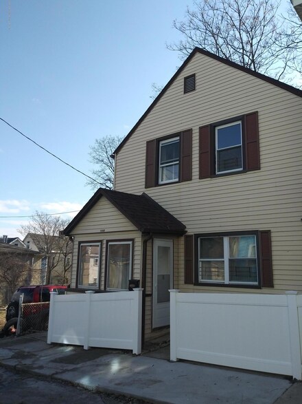 4 Chestnut St, Staten Island, NY 10304