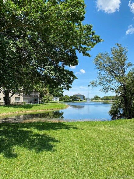 9480 Poinciana Place Unit 105, Davie, FL 33324