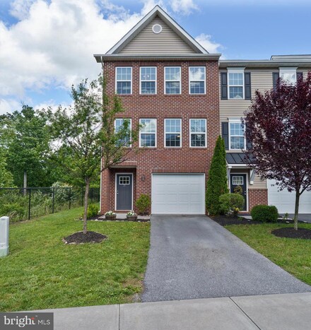 35 Savage Ct, Falling Waters, WV 25419