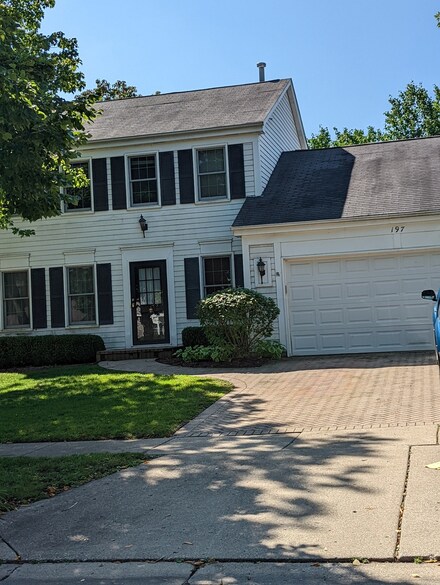 197 Knightsbridge Dr, Mundelein, IL 60060