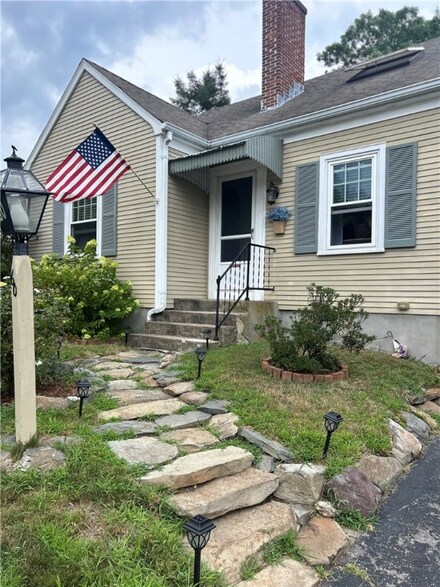 60 Oswald St, Pawtucket, RI 02861