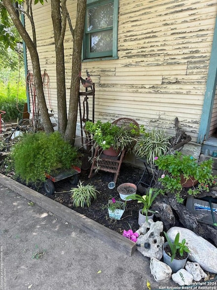 309 E Houston St, Knippa, TX 78870
