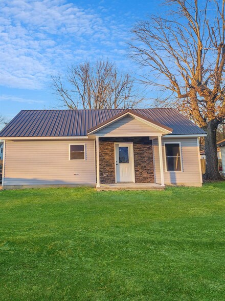 412 W 4th St, Bicknell, IN 47512